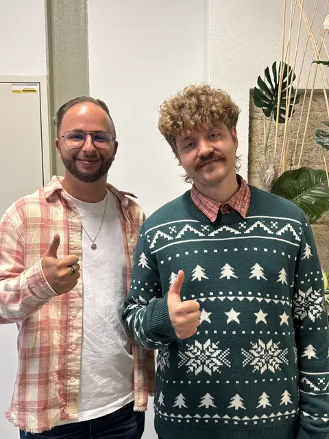 Der Kabarettist und Lehrer scheut sich auch nicht Erinnerungsfotos mit seinen Fans zu machen. | Foto: Angelika Brunner