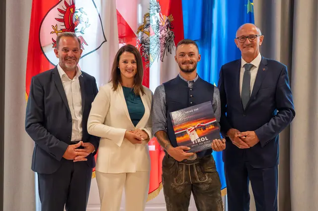 Jakob Gratl (2.v.r.) mit LH Anton Mattle, LR Astrid Mair und WK-Fachkräftekoordinator David Narr (l.)
 | Foto: © Land Tirol/Hörmann