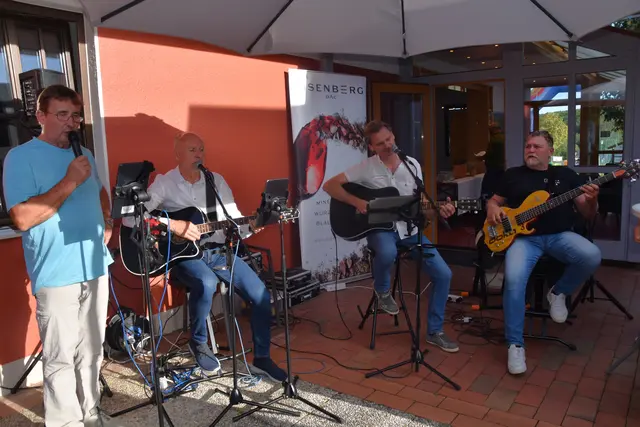 Bürgermeister Franz Wachter, Gerhard Posch, Rony Grabler und Josef Latzko unterhielten am Abend musikalisch. | Foto: Michael Strini