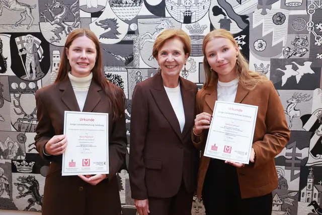 Am 17.9.2025 prämierte der Salzburger Landtag wieder die besten vorwissenschaftlichen Arbeiten von Salzburgs Schülerinnen und Schülern. Heuer haben es zwei Lungauerinnen geschafft, die Jury zu überzeugen. Im Bild, v. li.: Preisträgerin Maria Neumann, Landtagspräsidentin Brigitta Pallauf und Preisträgerin Stefanie Steiner. | Foto: Land Salzburg / Franz Neumayr 