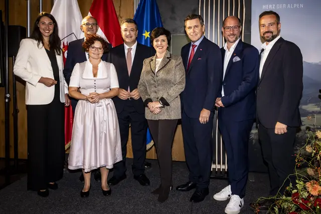 EU-Abgeordnete Sophia Kircher, Landeshauptmann Anton Mattle, Staatssekretärin Elisabeth Zehetner, EU-Kommissar Apostolos Tzitzikostas, Geschäftsführerin der Tirol Werbung Karin Seiler, Bundesminister Peter Hanke, Tourismuslandesrat Mario Gerber und Salzburgs Landeshauptfrau-Stellvertreter Stefan Schnöll (v.l.n.r) 