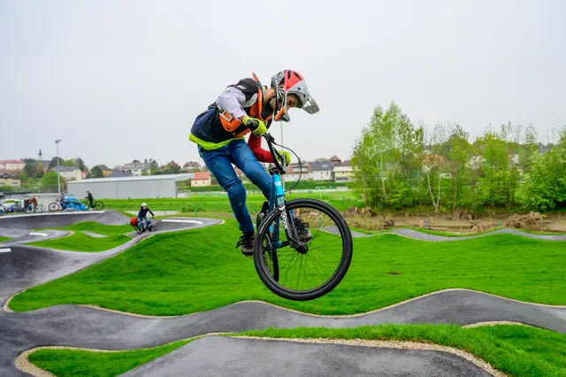 Pumptrack Enns: Fortgeschrittene Fahrer führen auch Kunststücke auf der Bahn aus. | Foto: Wolfgang Simlinger