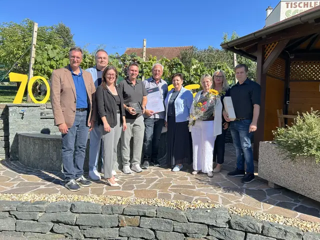 Gratulations-Tag in der Tischlerei Schweitzer: Thomas Novoszel, Thomas Kornfeind, Birgit Halper, Stefan Schweitzer jun., Stefan Schweitzer sen., Herta Walits-Guttmann, Waltraud Schweitzer, Emmi Pachinger, Andreas Schweitzer (v. l.). | Foto: Wirtschaftskammer