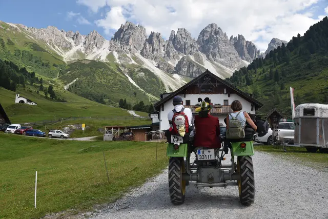 Bis zur Kemater Alm kann man auch hinauffahren. Hier tat man das mit dem Traktor.  | Foto: Heidi Kastl