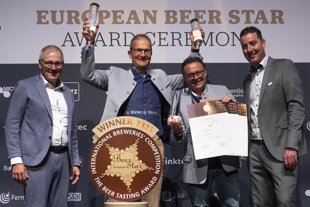 Klaus Möller (2. von links, Eigentümer und Geschäftsführer Privatbrauerei Hirt) und Raimund Linzer (2. von rechts, Braumeister und Geschäftsführer Privatbrauerei Hirt) | Foto: Private Brauereien/Volker Martin