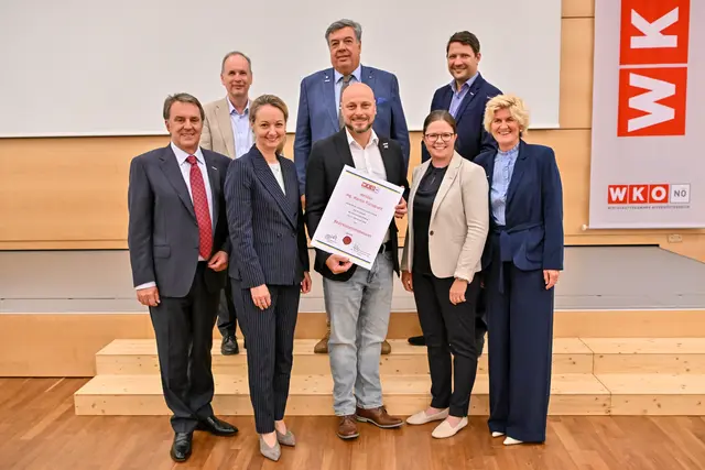 Gratulationen an den erneut bestellten Obmann: v.l. 1.Reihe: Erich Moser, Hubert Pelikan, Philipp Sladky. V.l. 2. Reihe: Wolfgang Ecker, Nina Strass-Wasserlof, Martin Fürndraht, Andrea Lautermüller, Alexandra Höfer.
 | Foto: Tanja Wagner