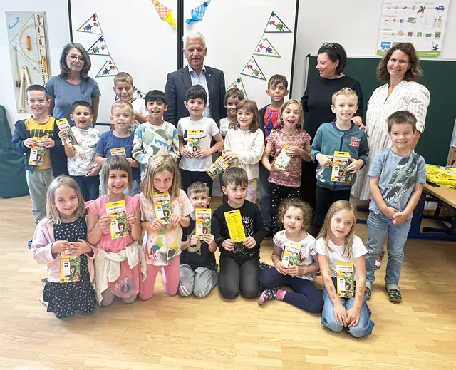 Bürgermeister Johann Zeiner, Direktorin Waltraud Hemm und Klassenlehrerin Isabelle Kerer und Stützkraft Mihaela Donisa mit der 1a der Volksschule Südstadt. | Foto: Marktgemeinde Maria Enzersdorf