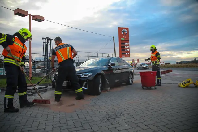 Die Marchtrenker Feuerwehr musste mit Bindemitteln ausrücken, um eine intensive Dieselspur zu beseitigen.