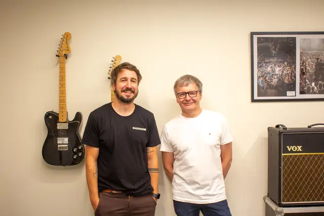 Nachfolger Joni Zott mit seinem Vorgänger Wolfgang Descho, der die Geschichte des Rockhouse Salzburg seit Jahrzehnten geprägt hat. | Foto: SebastianKönig