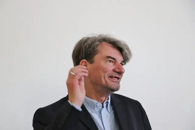 alpha nova-Geschäftsführer Thomas Driessen: "Mit 30 sind wir noch nicht alt (Anmerkung: alpha nova), wir haben viele Ideen und viele Herausforderungen zu meistern. Die Digitalisierung hat zugenommen. Auch die KI (künstliche Intelligenz) wird ein Zukunftsthema sein, weil Abläufe beschleunigt und verbessert werden können. Aber auch in der Betreuung werden wir uns mit digitalen Assistenten auseinandersetzen. Ich danke allen Kolleginnen und Kollegen, die Tag für Tag Großartiges leisten. Sie setzen sich ein, dass unsere Gesellschaft human bleibt und dass der soziale Frieden gesichert wird".  | Foto: Edith Ertl