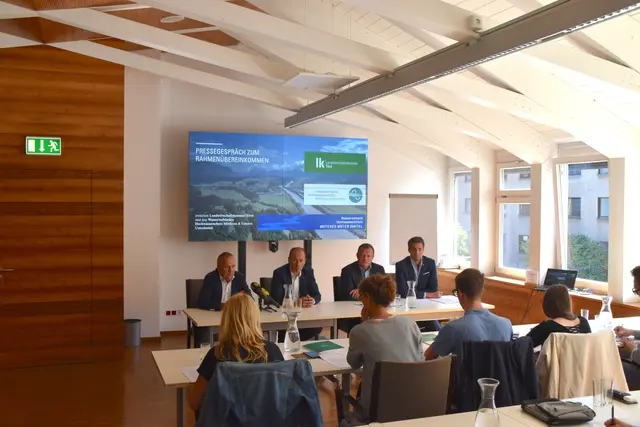 Die Vertreter der Wasserverbände für Hochwasserschutz im Mittleren und Unteren Unterinntal sowie der Landwirtschaftskammer präsentierten das erarbeitete Rahmenübereinkommen.  | Foto: Barbara Fluckinger