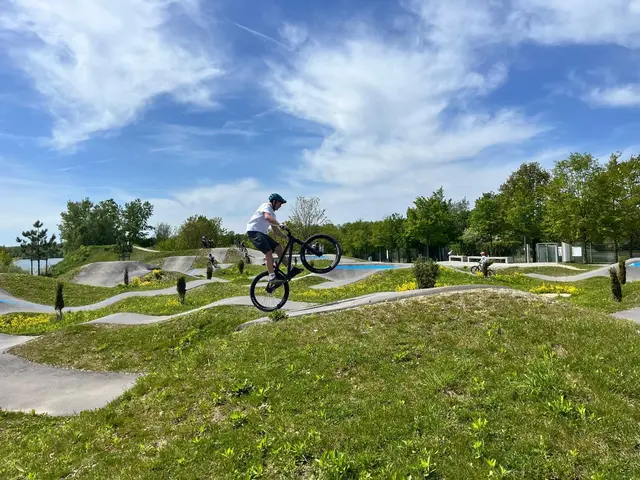 Jonas Grims gibt gerne im Pumptrack &amp; Dirtpark in Pocking (Deutschland) Gas. | Foto: Grims