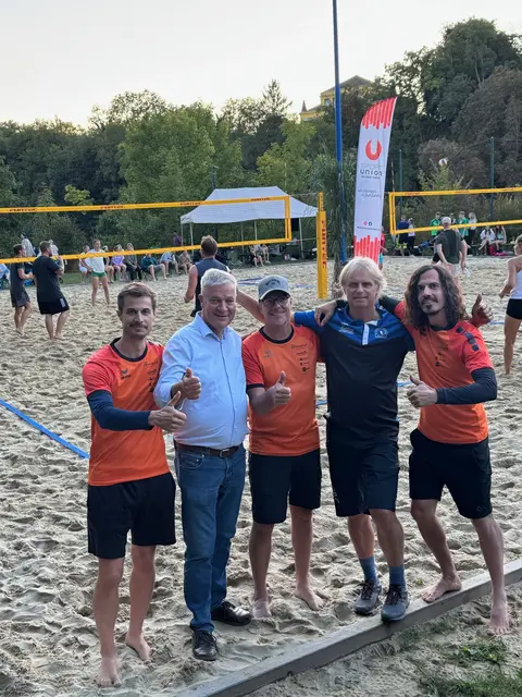 Der Bürgermeister: Anton Kasser vor wenigen Tagen bei der Eröffnung des Beachvolleyballplatzes in Allhartsberg: Florian Sommer, Bürgermeister Toni Kasser, Bart Ooijman, Unionobmann Wolfgang Voglauer, Thomas Sommer | Foto: Marktgemeinde Allhartsberg