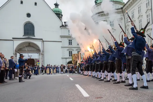 Landesüblicher Empfang mit Ehrensalve, durchgeführt von der Speckbacher Schützenkompanie Tulfes. | Foto: Land Tirol/Sedlak