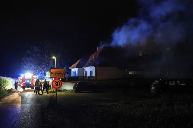 Dach eines Hauses in Thalheim bei Wels in Vollbrand – Vier Feuerwehren rückten aus, um das Feuer zu bekämpfen.