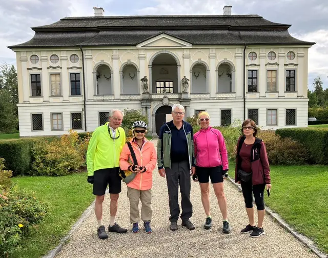 Teilnehmer der E-Bike-Tour des Alpenvereins Neugablonz-Enns machten am Schloss Hohenbrunn Halt. | Foto: Alpenverein Enns