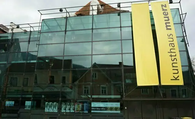Die unverwechselbare Glasfassade des Kunsthauses bleibt erhalten; einzig die Lichttechnik im Außenbereich sorgt für neue Optik. | Foto: MeinBezirk