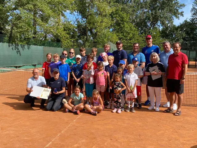 Bürgermeister Leopold Zwickelstorfer (ÖVP, ganz links) mit Werner und Gerti Marschal (mit Urkunden) beim heurigen Tenniscamp. Rechts: Werner Zwickelstorfer und Thomas Schäfer (beide ÖVP) | Foto: Gemeinde Scharndorf