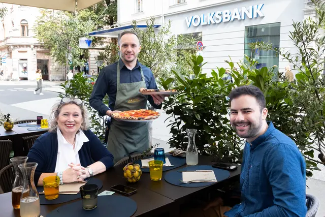 Ulrike Gugel und Redakteur Markus Kropac wurden beim Business-Lunch von Vlad Patrascu bedient.  | Foto: Konstantinov