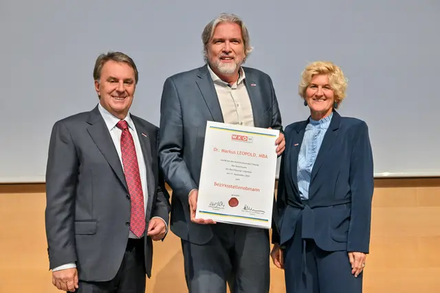 Obmann Markus Leopold mit WKNÖ-Direktor-Stellvertreterin Alexandra Höfer und WKNÖ-Präsident Wolfgang Ecker | Foto: Tanja Wagner