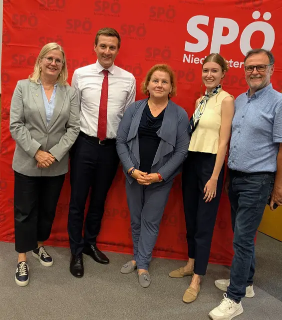 v.li.n.re.: Kulturgemeinderätin und Bezirksfrauenvorsitzende Elisabeth Kreuzhuber, SPNÖ-Landesvorsitzender Kontrolllandesrat Sven Hergovich, Gesundheits- und Sozialministerin Korinna Schumann, Bundesrätin und Kremser Jugendgemeinderätin Amelie Muthsam, der Kremser Infrastrukturstadtrat Werner Stöberl | Foto: SPÖ NÖ