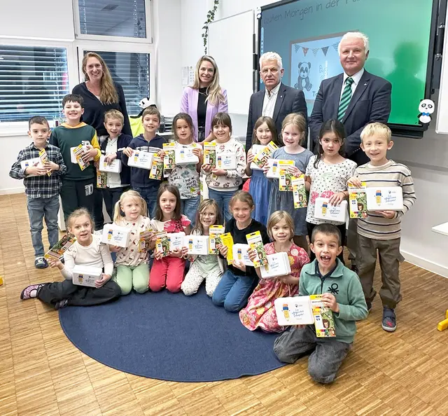 Bürgermeister Johann Zeiner, Bürgermeister Johannes Seiringer, Direktorin Nina Scheibenpflug und Klassenlehrerin Katharina Lintner in 1a der Volksschule Altort. | Foto: Marktgemeinde Maria Enzersdorf