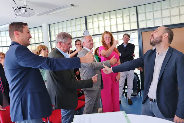 Auch stehend hieß es "Daumen hoch". Da machten LAbg. Robert Mörth, Bgm. Erich Gosch, Bgm. Manfred Komericky, NAbg. Fiona Fiedler und die zahlreichen Gäste auf Aufruf von Josef Promitzer (re) gerne mit.  | Foto: Edith Ertl