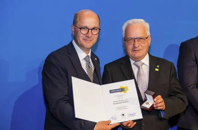 Bürgermeister a.D. Ferdinand Köck und Gemeindebund-Präsident Johannes Pressl. | Foto: zVg