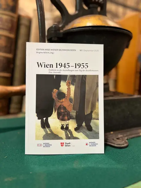 Das Buch, herausgegeben von der ARGE Wiener Bezirksmuseen, beleuchtet die prägende Dekade des Übergangs von totalitärer Zerstörung zu demokratischem Aufbruch und von Trümmern zu neuen Träumen. Es bietet vielschichtige Einblicke in die Lebensrealitäten jener entscheidenden Nachkriegsjahre.
 | Foto: Brigitte Neichl