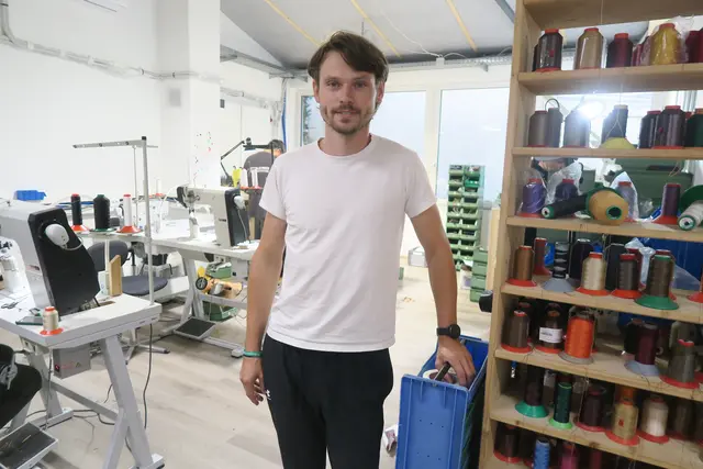 Alexander Steinlechner betreibt die Werkstatt in der St. Veit Gasse 76. | Foto: Patricia Hillinger/MeinBezirk