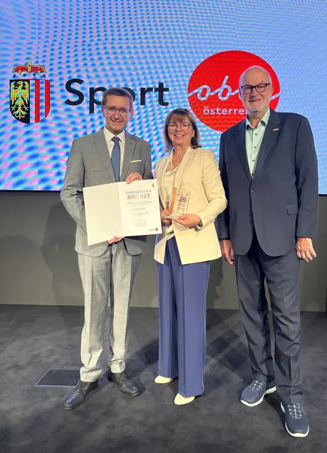 Sportlandesrat Markus Achleitner (l.) und ASVOÖ-Vizepräsident Gerald Stutz überreichten Karin Kramer die Urkunde. | Foto: Gerald Stutz