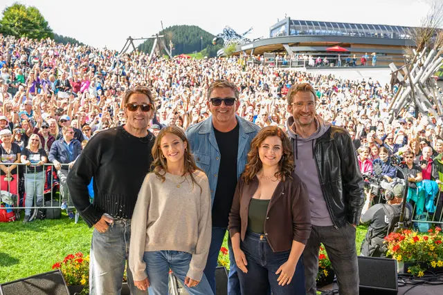 Publikumslieblinge Mark Keller, Ylvi Unertl, Hans Sigl, Ronja Forcher und Heiko Ruprecht (v.l.) heizten den mehr als 4.500 Fans beim Bergdoktor Bergfest im Hexenwasser in Söll ein. | Foto: TVB Wilder Kaiser/Sabine Holaubek