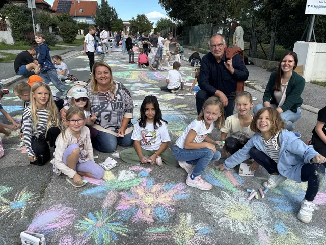 Vor der Volksschule Hornstein wurden die Straßen deutlich bunter.  | Foto: Stefan Schneider