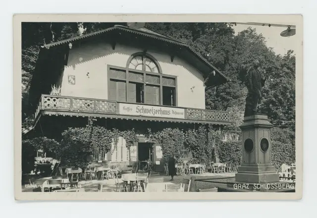 Romantisch verklärt sahen Städter im 19. Jahrhundert die Alpenwelt. Sogenannte Schweizerhäuser holten diese nach Graz, auch am Osthang des Schloßbergs stand ein solcher Bau: Das abgebildete Schweizerhaus stand von 1842 bis 1945. | Foto: Sammlung Kubinzky