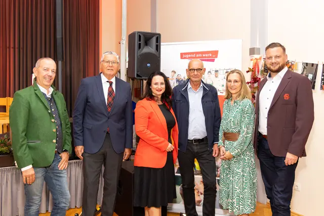 Sie besuchten Jugend am Werk in Eisenerz zum 30. Geburtstag: Andreas Pepper (Geschäftsbereichsleiter Arbeit und Beschäftigung, Jugend am Werk Steiermark), Walter Ferk (Aufsichtsratsvorsitzender JAWS), Sandra Schimmler (Geschäftsführerin JAMS), Andreas Schicker (Leiter Arbeit und Beschäftigung Leoben-Eisenerz, JAMS), Manuela Pranckh (Sozialreferatsleiterin Bezirkshauptmannschaft Leoben), Thomas Rauninger (Bürgermeister Eisenerz) | Foto: Jugend am Werk Steiermark/Wilfried Mörtl