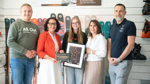 Ben Huber (Ausbildungsleiter Blizzard), Landesrätin Daniela Gutschi, Frida Schubert (Lehrling des Monats September), Martina Plaschke (WKS) sowie Gerhard Bärnthaler (Geschäftsführer Blizzard Sport GmbH) | Foto: WKS/Birgit Probst