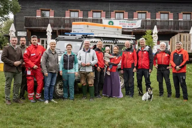 Ortsstellenleitung Manfred Wessely und Karin Strasser mit ihrem Team, Vertretern der Gemeinden - Pfaffstättens Bürgermeister Christoph Kainz, Hernsteins Bürgermeisterin Michaela Schneidhofer, Weissenbach Gerhard Leutgeb - Bezirksforstinspektor Maximilian Wanzenböck und dem Roten Kreuzes, | Foto: Bergrettung Triestingtal