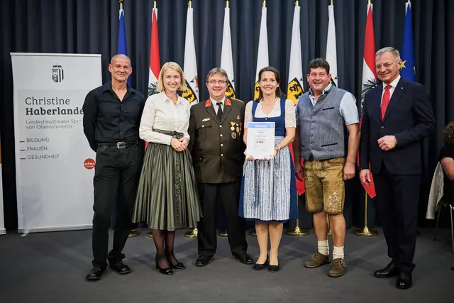 V.l.n.r.: Thomas Schwarzenbrunner, LH-Stv. Christine Haberlander, Stefan Nöhammer, Kerstin Schlosser, Bürgermeister Christian Perndorfer, LH Thomas Stelzer . | Foto: Land OÖ/Peter Mayr