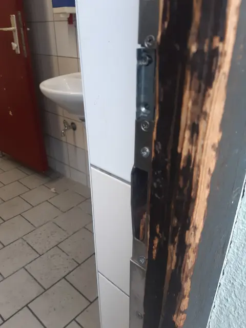 Die Türen der WC-Anlage wurden aufgebrochen.  | Foto: Stadt Graz/GBG
