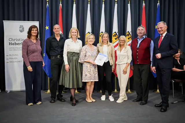 Martina Beck (Regionalbetreuerin), Thomas Schwarzenbrunner, Landeshauptmann-Stellvertreterin Christine Haberlander, Maria Fellinger, Claudia Wimmer, Manuela Traidl
Bürgermeister Rupert Imlinger, Oberndorf, Landeshauptmann Thomas Stelzer (v.l). | Foto:  Land OÖ/Peter Mayr