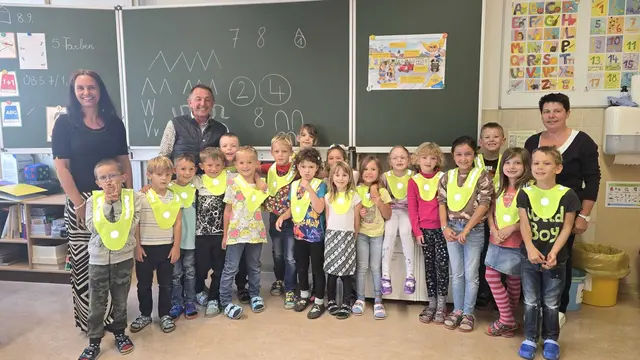 Reflektor-Überwürfe machen die Taferlklassler in Puchberg in der Dämmerung besser sichtbar. | Foto: Gemeinde Puchberg