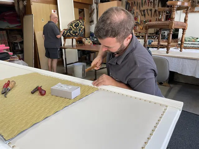 Hannes Brugger in der Werkstatt beim arbeiten.  | Foto: Lisa Gold