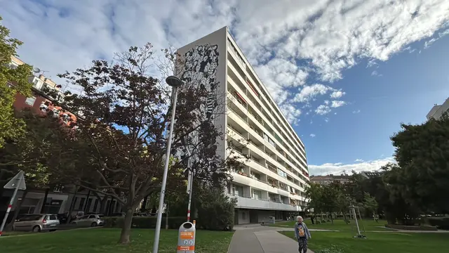 In diesem Gemeindebau wurde eine 44-Jährige durch Schüsse getötet und zwei weitere Personen wurden schwer verletzt. | Foto: Johannes Reiterits/MeinBezirk