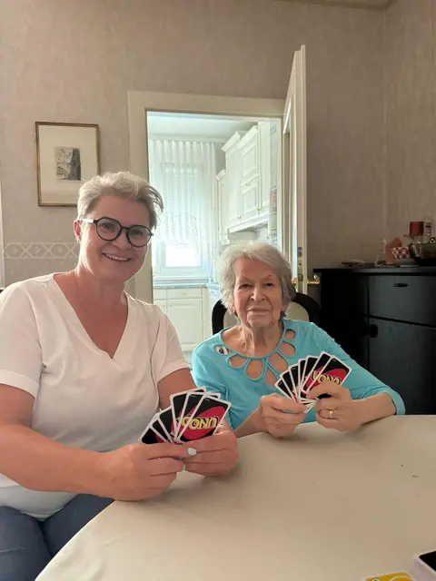 Monika Hoch spielt UNO mit Frau Gerda | Foto: Monika Hoch