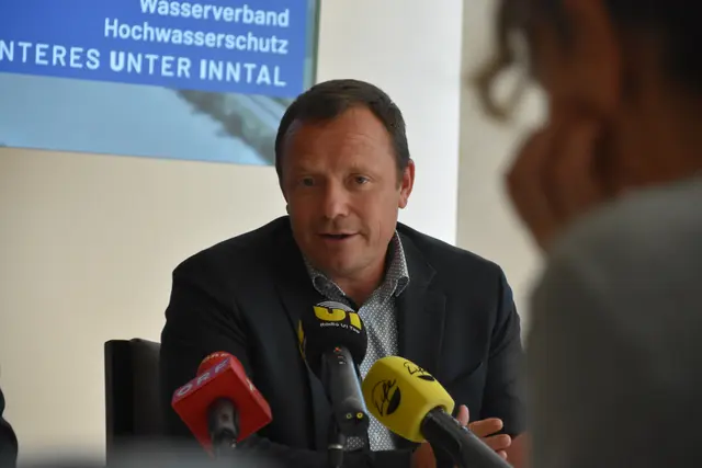 Romed Giner, Obmann LK-Ausschuss Boden- und Hochwasserschutz, betonte, dass die Möglichkeit eines Grundtausches inkludiert wurde. | Foto: Barbara Fluckinger