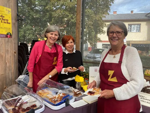 Hausgemachte süße und pikante Schmankerl werden serviert | Foto: Gabriele Strohriegel