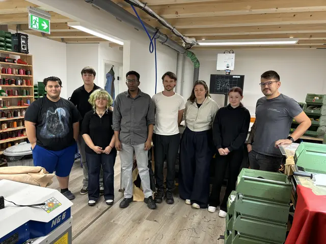 Das Team (v.l.): Die vier Lehrlinge Altan, Talha, Fernanda, Suhaib, Chef  Steinlechner, die beiden Lehrlinge Marla, Leoni und Meister Andreas.  | Foto: Patricia Hillinger/MeinBezirk
