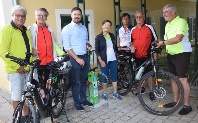 Die Marktgemeinde Frauental hat jetzt im Bereich des Gemeindeamtes eine neue Fahrrad-Reparatur-Station im Bild Vizebgm.  Robert Sackl (3.v.l.)mit der Radfahrgruppe des Pensionistenverbandes
 | Foto: Josef Strohmeier