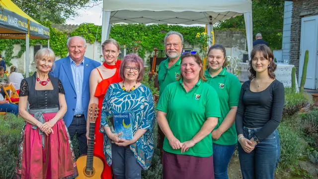 Elfriede Sarafidis, Bürgermeister Ernst Wendl, Johanna M. Schmied, Ilse Storfer-Schmied , Günther Ernst, Sissi Reigl-Wadsack und Viktoria Cander vom Klarigott-Quartett-MV Himberg, Amelie Prosser  | Foto: Markus Hauser