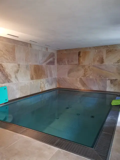 Das Kinderbecken steht in einem Zubau im Innenhof des Gebäudes und wurde ursprünglich von einem Verein als Babyschwimmbad genutzt, heißt es seitens der Bewohnerinnen und Bewohner. Wie es zukünftig Verwendung finden wird, ist hingegen unklar. | Foto: Z.V.g.